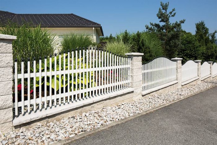 Elegáns otthon titka modern kerítés, ami minden tekintetet magára vonz